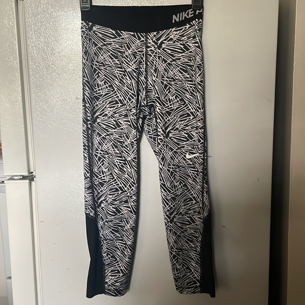 Nike Pro Small White and Black Performance Leggings‎